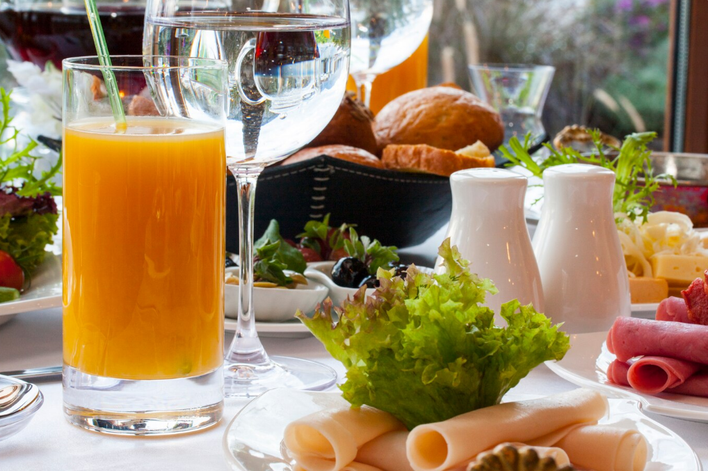 Where to Find the Best Mimosas Near Me for Your Next Brunch Date